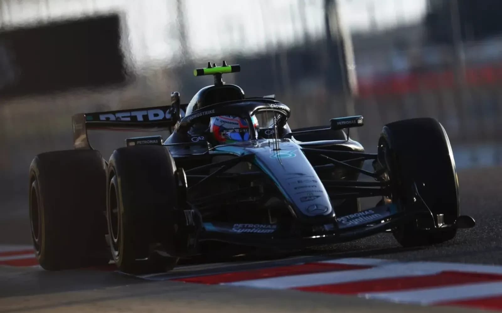 F1 Δοκιμές Μπαχρέιν: Συνεχίζει η μάχη μεταξύ Mercedes και McLaren